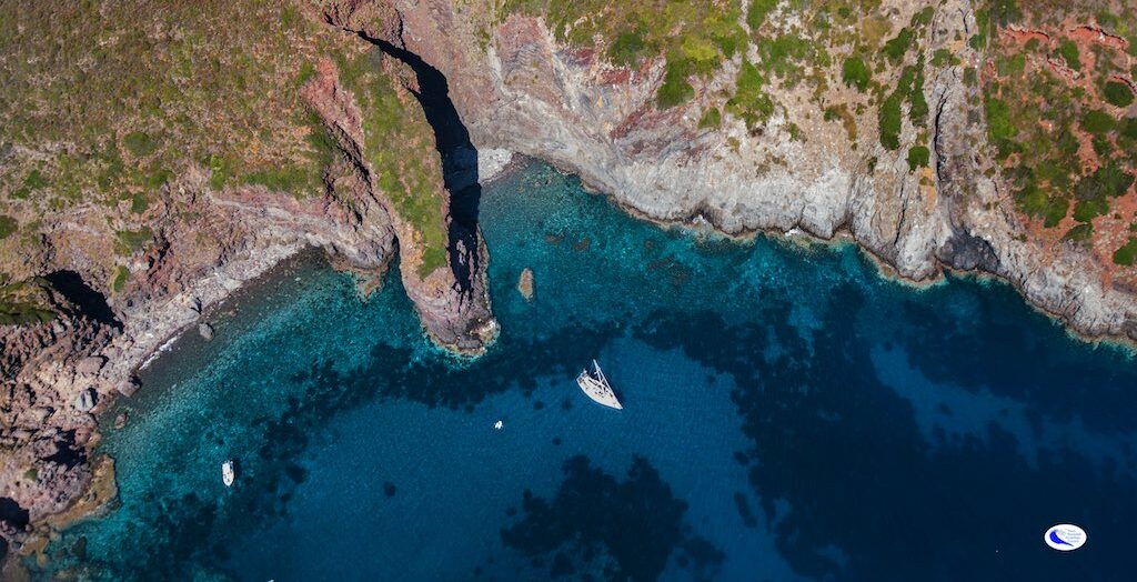 Capraia nuovi sensori subacquei e un idrofono per studiare il cambiamento climatico e i cetacei