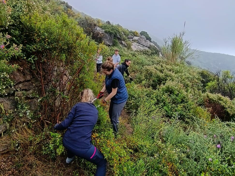 Studenti al lavoro sui sentieri dell’Elba: torna il progetto “Un’isola per le scuole”